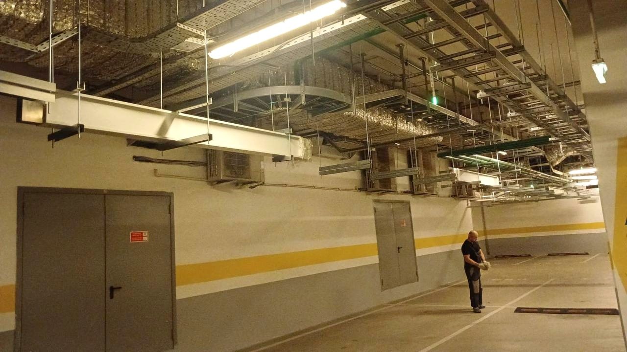 Магистральный шинопровод на подвесах под потолком подземного этажа