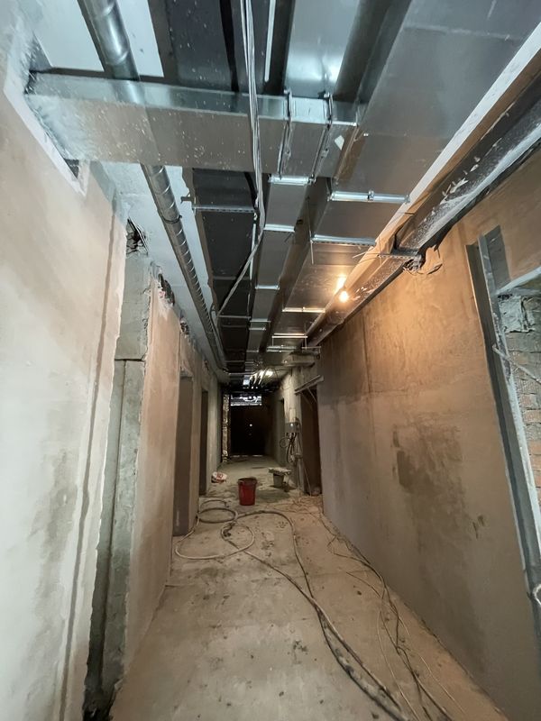 Main ducts in a corridor