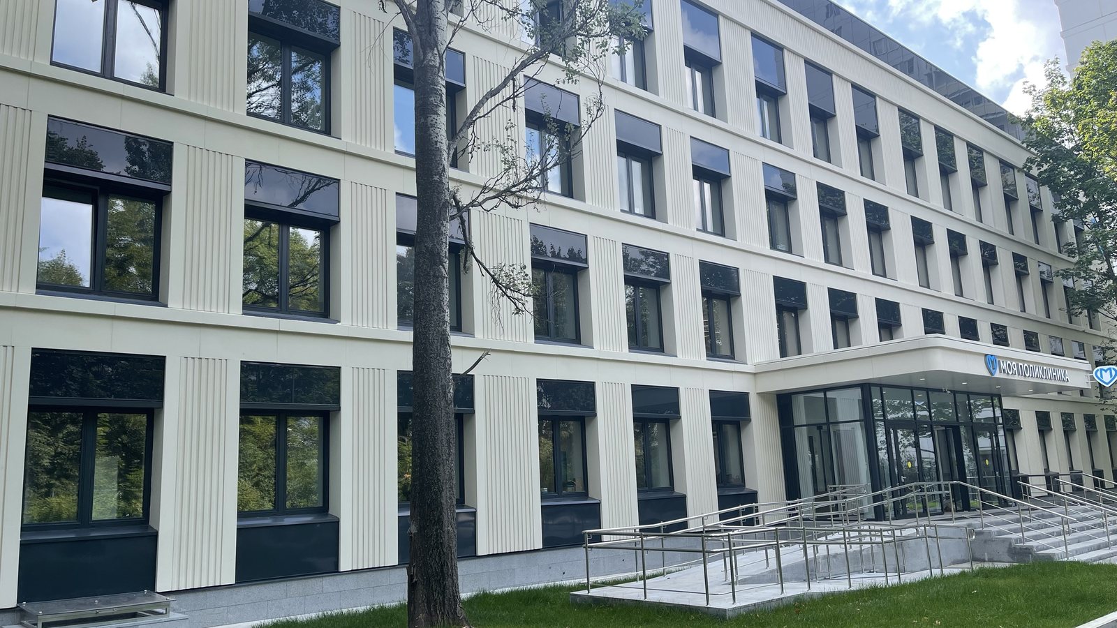 The renovated KDC No. 6 clinic building on Beskudnikovsky Boulevard