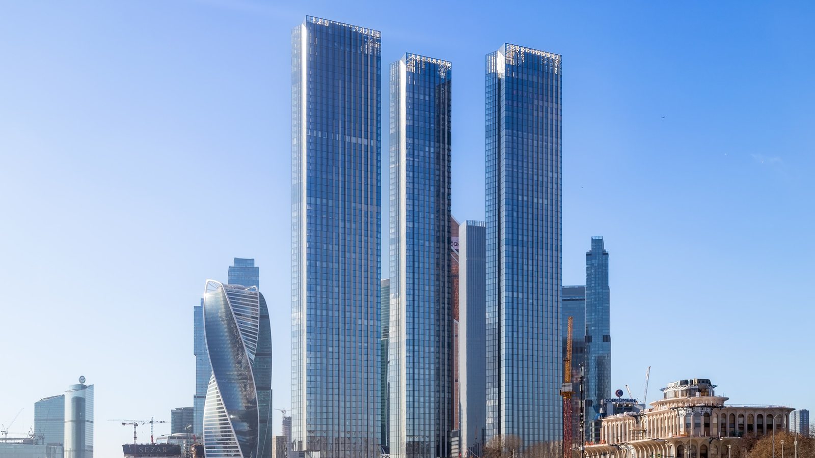 Три башни Capital Towers на Краснопресненской набережной, вид с Москвы-реки