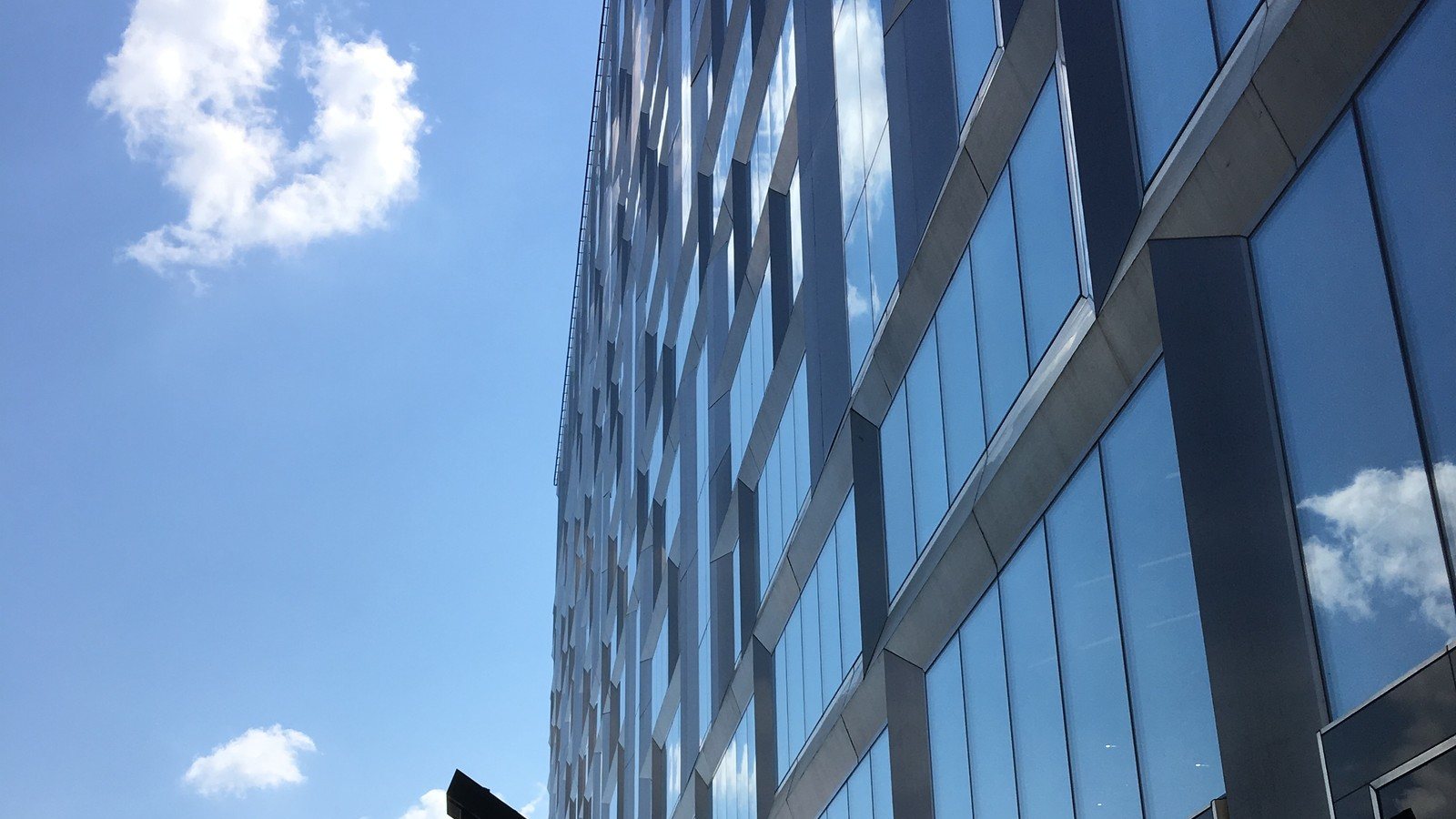 库图佐夫大街32号商务街区E号楼的玻璃立面