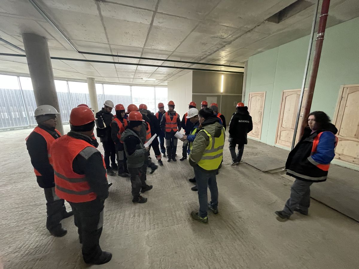 The crew briefing before a shift